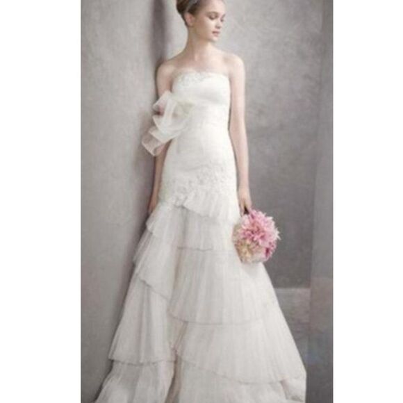 White by Vera Wang Strapless Wedding Gown - 18 - Picture 4 of 12
